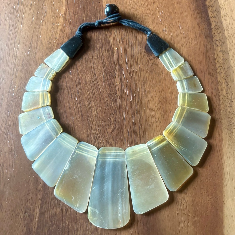 Vintage Chunky Necklace Made of Resin - Picture 2 of 4
